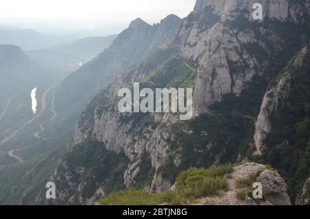 Un matin brumeux à Monserrat. Montserrat est une zone rocheuse à sommets multiples située près de la ville de Barcelone, en Catalogne, en Espagne. Banque D'Images