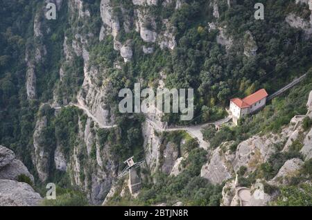 Un matin brumeux à Monserrat. Montserrat est une zone rocheuse à sommets multiples située près de la ville de Barcelone, en Catalogne, en Espagne. Banque D'Images