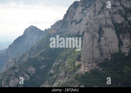 Un matin brumeux à Monserrat. Montserrat est une zone rocheuse à sommets multiples située près de la ville de Barcelone, en Catalogne, en Espagne. Banque D'Images