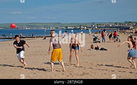 Portobello, Édimbourg, Écosse, Royaume-Uni. 26 mai 2020. Atmosphère plus détendue en bord de mer en fin d'après-midi, alors que l'Écosse approche de la fin de la phase 1 du programme de verrouillage du coronavirus. Température de 19 degrés et ensoleillé. Ces amis aiment un jeu de volley. Credi : Arch White/Alamy Live News. Banque D'Images