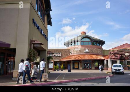 Woodburn Premium Outlets, un centre commercial de l'Oregon, rouvre le week-end du Memorial Day en raison d'une pandémie de coronavirus. Les magasins ont des limites d'occupation. Banque D'Images