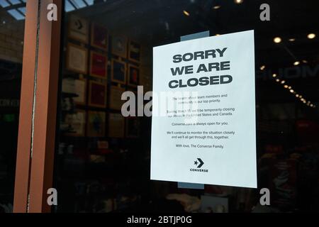 Une affiche fermée est visible dans un magasin Converse des magasins d'usine Woodburn Premium Outlets en Oregon le week-end du Memorial Day pendant la pandémie du coronavirus. Banque D'Images