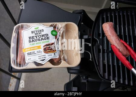 AU-DELÀ de la marque DE VIANDE, à base de plantes, au-delà de la saucisse sur le gril. Banque D'Images