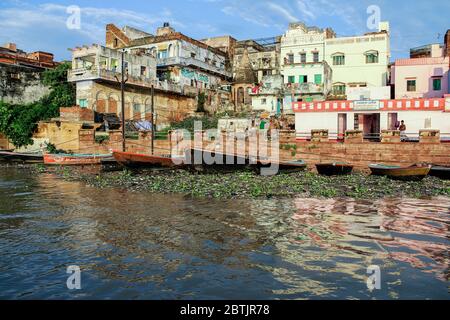 Inde, Varanasi - Etat de l'Uttar Pradesh, 31 juillet 2013. Vue sur le front de mer de Varanasi à l'aube. Banque D'Images