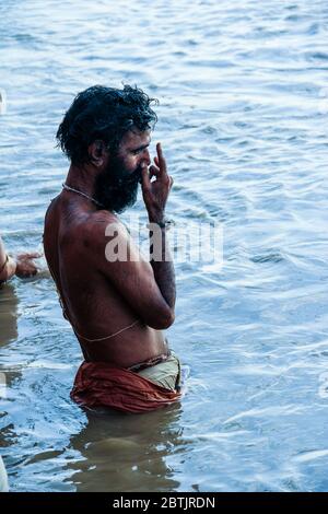 Inde, Varanasi - Etat de l'Uttar Pradesh, 31 juillet 2013. Dans le Gange, un yogi effectue ses exercices de pranayama. Banque D'Images