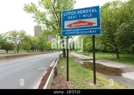 Panneau sur Harlem River Drive parkway indiquant qu'il a été adopté par ServPro dans le cadre du programme adopter une route du ministère des Transports de la ville de New York Banque D'Images