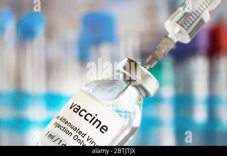 Flacon en verre de vaccin avec seringue injectée, fond flou des flacons Banque D'Images