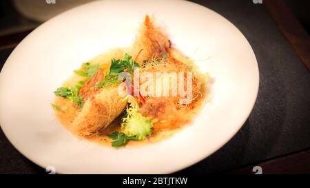 Dans un bol, mélanger les nouilles et le bœuf garni de graines de sésame. Cuisine asiatique traditionnelle. Nouilles soba, cuisine asiatique Banque D'Images