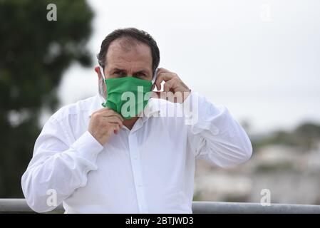 Naples, Campanie, Italie 2020-05- 14.guéri par Covid mais encore en isolement dans sa maison, Gino Iacono le professeur d'Ischia qui après être sous contrat le virus Covid 19 par sa chambre de l'hôpital Rizzoli d'Ischia a continué son activité d'enseignement par son comprimé. Banque D'Images