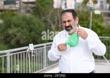 Naples, Campanie, Italie, 2020-05-14 guéri par Covid mais encore en isolement dans sa maison, Gino Iacono le professeur d'Ischia qui après être contrat le virus Covid 19 par sa chambre de l'hôpital Rizzoli d'Ischia a continué son activité d'enseignement par sa tablette Banque D'Images