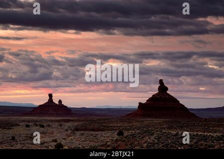 UT00617-00...UTAH - lever de soleil coloré dans la vallée des dieux. Banque D'Images