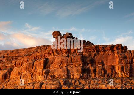 UT00620-00...UTAH - crête de grès rouge et butte au lever du soleil dans la vallée des dieux. Banque D'Images