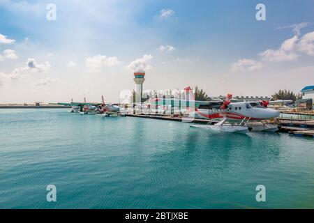 Masculin, Maldives – 10 mai 2019 : TMA - Transsvia Airways Twin Otter hydravions à l'aéroport de Malé (MLE) aux Maldives. Parking hydravion à Malé Banque D'Images