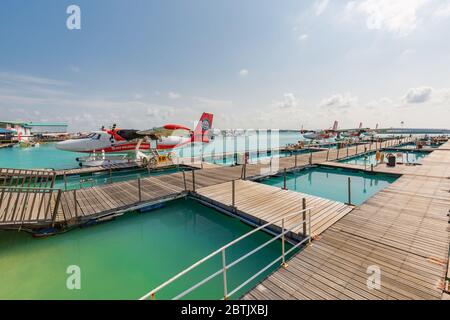 Masculin, Maldives – 10 mai 2019 : TMA - Transsvia Airways Twin Otter hydravions à l'aéroport de Malé (MLE) aux Maldives. Parking hydravion à Malé Banque D'Images