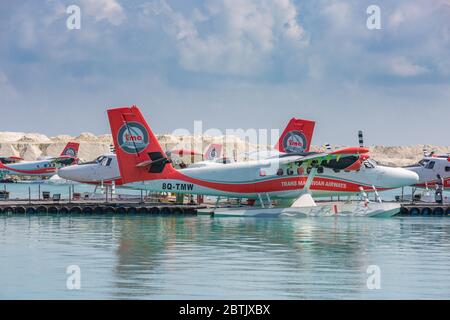 Masculin, Maldives – 10 mai 2019 : TMA - Transsvia Airways Twin Otter hydravions à l'aéroport de Malé (MLE) aux Maldives. Parking hydravion à Malé Banque D'Images