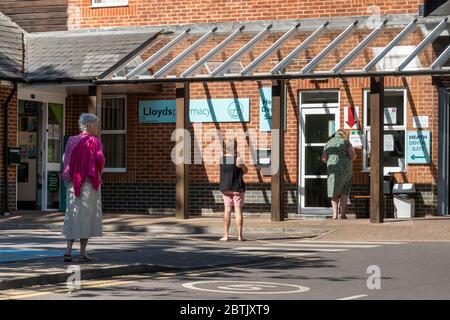 File d'attente socialement distancée à l'hôpital communautaire Fleet et à la pharmacie pendant la pandémie de covid-19 du coronavirus en 2020, au Hampshire, au Royaume-Uni Banque D'Images