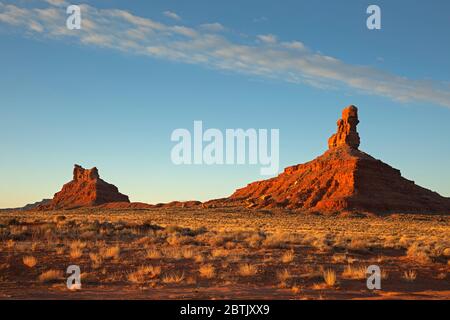 UT00689-00...UTAH - le soleil levant tournant les bettes une orange vive au lever du soleil dans la Vallée des Dieux. Banque D'Images