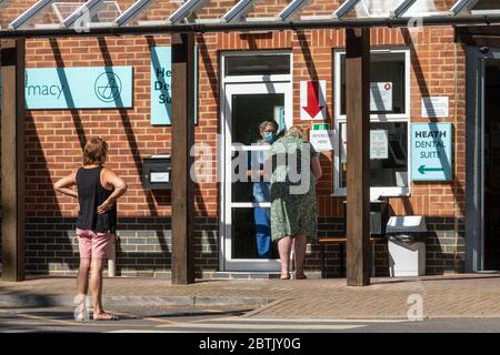 File d'attente socialement distancée à l'hôpital communautaire Fleet et à la pharmacie pendant la pandémie de covid-19 du coronavirus en 2020, au Hampshire, au Royaume-Uni Banque D'Images