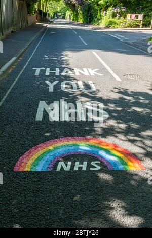 Merci NHS avec Rainbow peint sur la route à l'extérieur de l'hôpital communautaire de Fleet, Hampshire, Royaume-Uni, pendant la pandémie de coronavirus Covid-19 de 2020 Banque D'Images