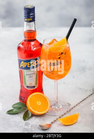 LONDRES, Royaume-Uni - 20 MAI 2020 : bouteille de cocktail apéritif apéritif apéritif apéritif avec verre original et cocktail Spritz et oranges avec cuillère de bar sur lig Banque D'Images