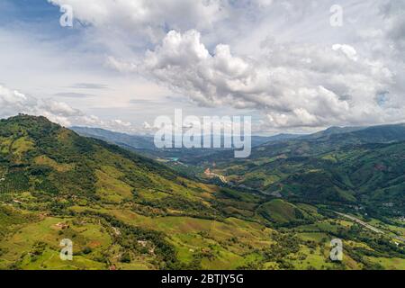 Vue aérienne des très beaux paysages colombiens de montagnes montrant sa majesté et incroyable palette de couleurs Banque D'Images