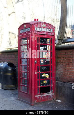 Téléphone vandalisé à Soho, Londres Banque D'Images