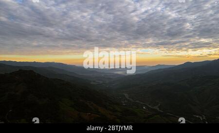 Vue aérienne des très beaux paysages colombiens de montagnes montrant sa majesté et incroyable palette de couleurs Banque D'Images