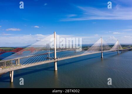 Vue aérienne de trois ponts traversant la rivière Forth avec le nouveau Queensferry Crossing en face à North Queensferry, Fife, Écosse, Royaume-Uni Banque D'Images