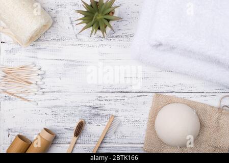 Vue du dessus de la tête photo des produits de bain écologiques isolés sur fond de bois blanc avec copyspace Banque D'Images