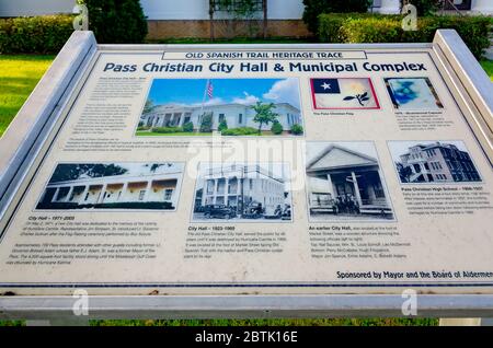 Une plaque d'information devant l'hôtel de ville de Pass Christian est photographiée, le 23 mai 2020, à Pass Christian, Mississippi. Banque D'Images