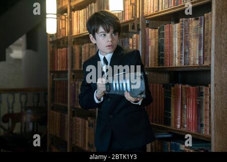 Artemis Fowl est un film d'aventure de science-fiction américain de 2020 basé sur le roman de 2001 du même nom d'Eoin Colfer et réalisé par Kenneth Branagh à partir d'un scénario co-écrit par Conor McPherson et Hamish McColl. Cette photographie est à usage éditorial seulement et est le copyright de La société de film et/ou le photographe affecté par la société de film ou de production et ne peut être reproduit que par des publications en conjonction avec la promotion du film ci-dessus. Un crédit obligatoire est requis pour la société de cinéma. Le photographe doit également être crédité lorsqu'il est connu. Banque D'Images