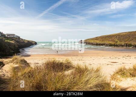 Vue sur la plage de Porthcothan sur la côte nord de Cornish. Cornwall Angleterre Royaume-Uni Europe Banque D'Images