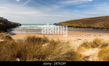 Vue sur la plage de Porthcothan sur la côte nord de Cornish. Cornwall Angleterre Royaume-Uni Europe Banque D'Images