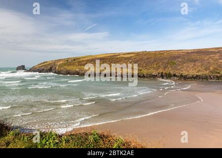 Vue sur la plage de Porthcothan sur la côte nord de Cornish. Cornwall Angleterre Royaume-Uni Europe Banque D'Images