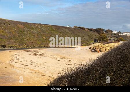 Vue sur la plage de Porthcothan sur la côte nord de Cornish. Cornwall Angleterre Royaume-Uni Europe Banque D'Images