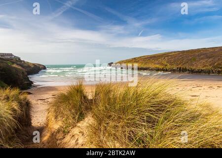 Vue sur la plage de Porthcothan sur la côte nord de Cornish. Cornwall Angleterre Royaume-Uni Europe Banque D'Images