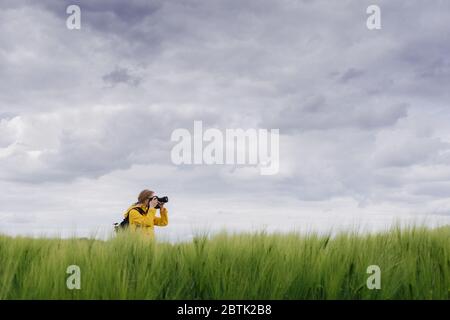 Photographe féminin prenant des photos de nature étonnante autour Banque D'Images