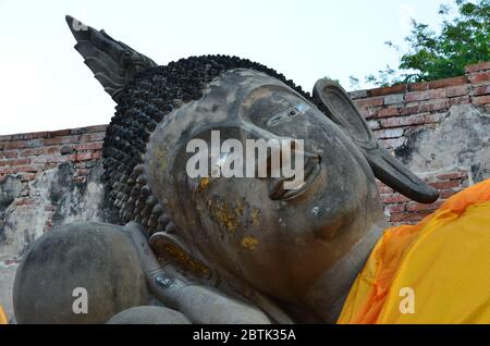 Immense statue de bouddha inclinable au Wat Phutthai Sawan à Ayutthaya Banque D'Images