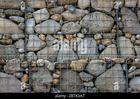 certaines cages de renforcement de l'acier sur une plage formant une défense côtière contre la montée du niveau de la mer due au réchauffement climatique. Banque D'Images