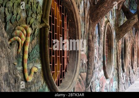 Murs sculptés au Wat Pho Ban Nontan à Khon Kaen Banque D'Images