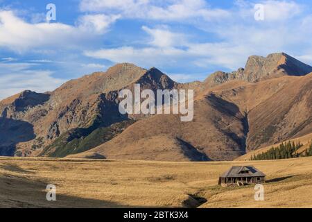 Paysage de montagne à Fagaras Mountains, en Roumanie. Dans l'arrière-plan Pic Lespezi 2517m et 2535 m Pic Negoiu Banque D'Images