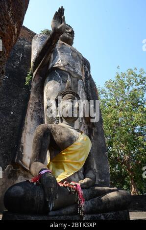 Petit Bouddha assis sous le Bouddha Phra Attharot de Wat Saphan Hin Banque D'Images