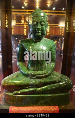 Réplique du bouddha émeraude, exposée dans le musée de Wat Phra Kaew à Chiang Rai Banque D'Images