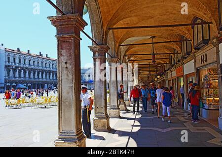 La longue arcade le long du côté nord de la Piazza San Marco des bâtiments de la Procuratie Vecchie, Venise, Italie, juin 2016 Banque D'Images