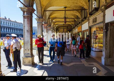 La longue arcade le long du côté nord de la Piazza San Marco des bâtiments de la Procuratie Vecchie, Venise, Italie, juin 2016 Banque D'Images