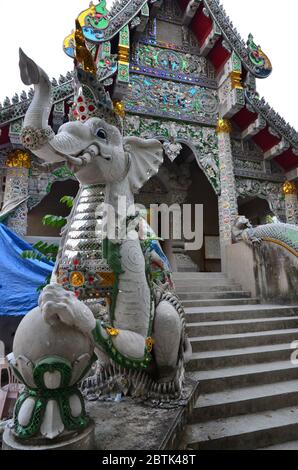 Drôle de sculpture d'éléphant devant un temple à Chiang Rai Banque D'Images