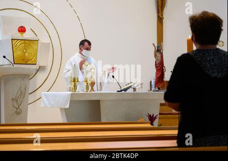 Bratislava, Slovaquie. 2020/5/11. La Sainte messe est célébrée pendant la pandémie COVID-19. Les mesures comprennent le port de masques et de distanciation. Banque D'Images