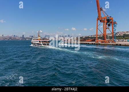 ISTANBUL, TURQUIE - 27 JUILLET 2019 : vue panoramique de Bosporus à la partie asiatique de la ville d'Istanbul, Turquie Banque D'Images