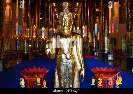 Bouddha doré debout dans la salle de prière de Wat Chedi Luang à Chiang Mai Banque D'Images