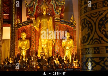 Image du Bouddha de Phra Chat Attatat du XIVe siècle à Wat Chedi Luang Banque D'Images